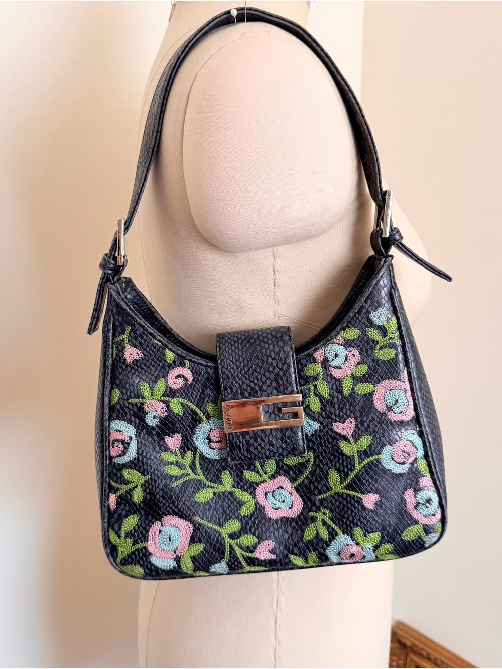 VINTAGE Y2K GUESS FLORAL EMBROIDERED SHOULDER BAG